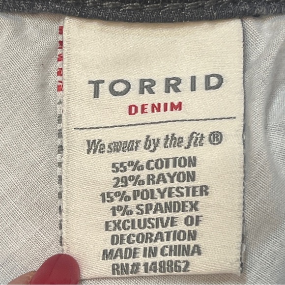 Torrid Ankle Skinny Gray Embroidered Floral Jeans NWT Sz 18 - Picture 11 of 16